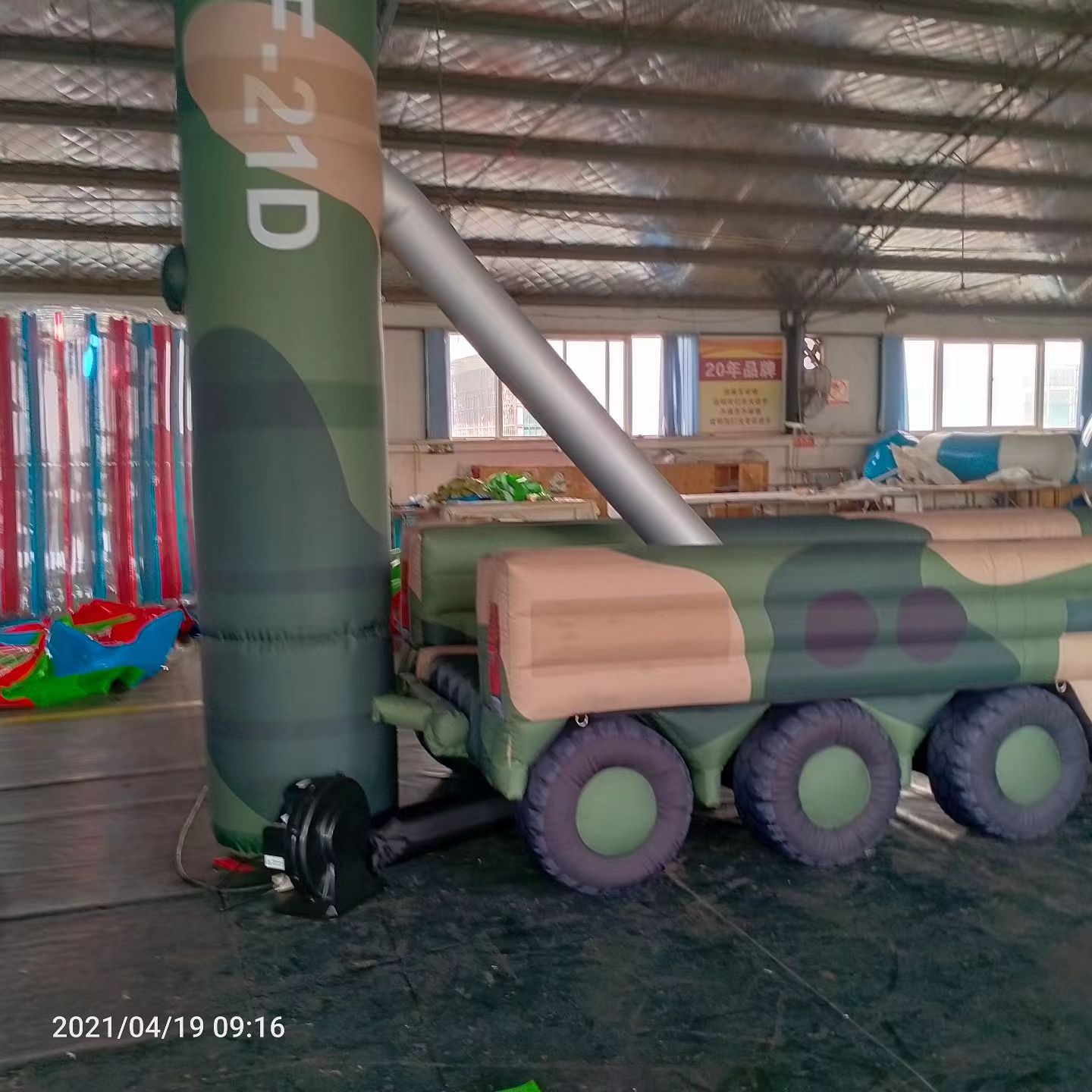 海南军事演习中的充气目标车辆：模拟发射车雷达车坦克飞机