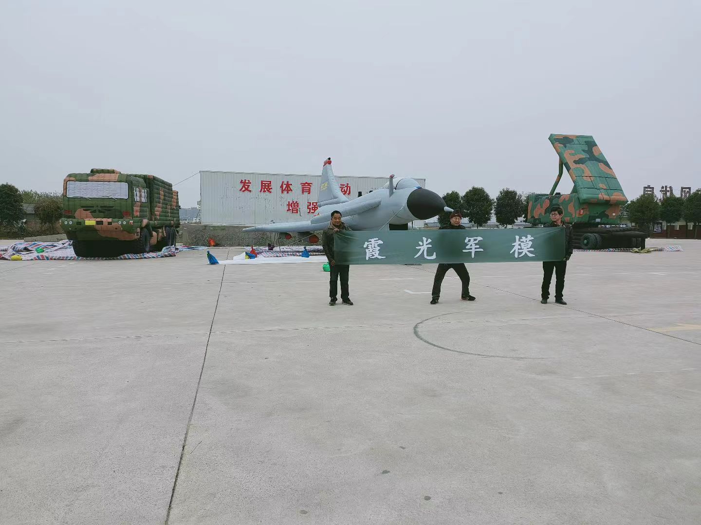 海南洛阳导弹车假目标：军事演练中的伪装战略技巧